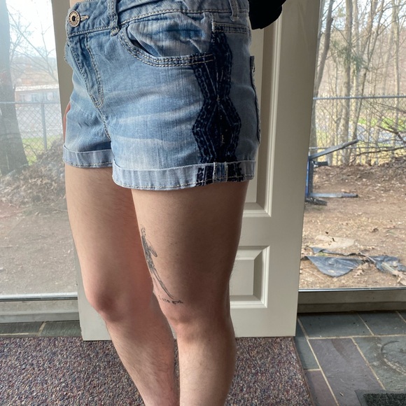 Y2K Maurice’s Embroidered Jean Short - Picture 4 of 9